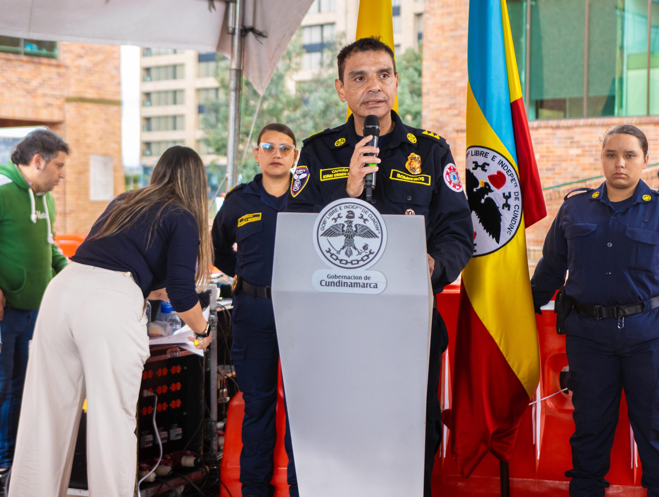 La Gobernación de Cundinamarca dota a bomberos con equipos de señalización para atención de siniestros viales.
