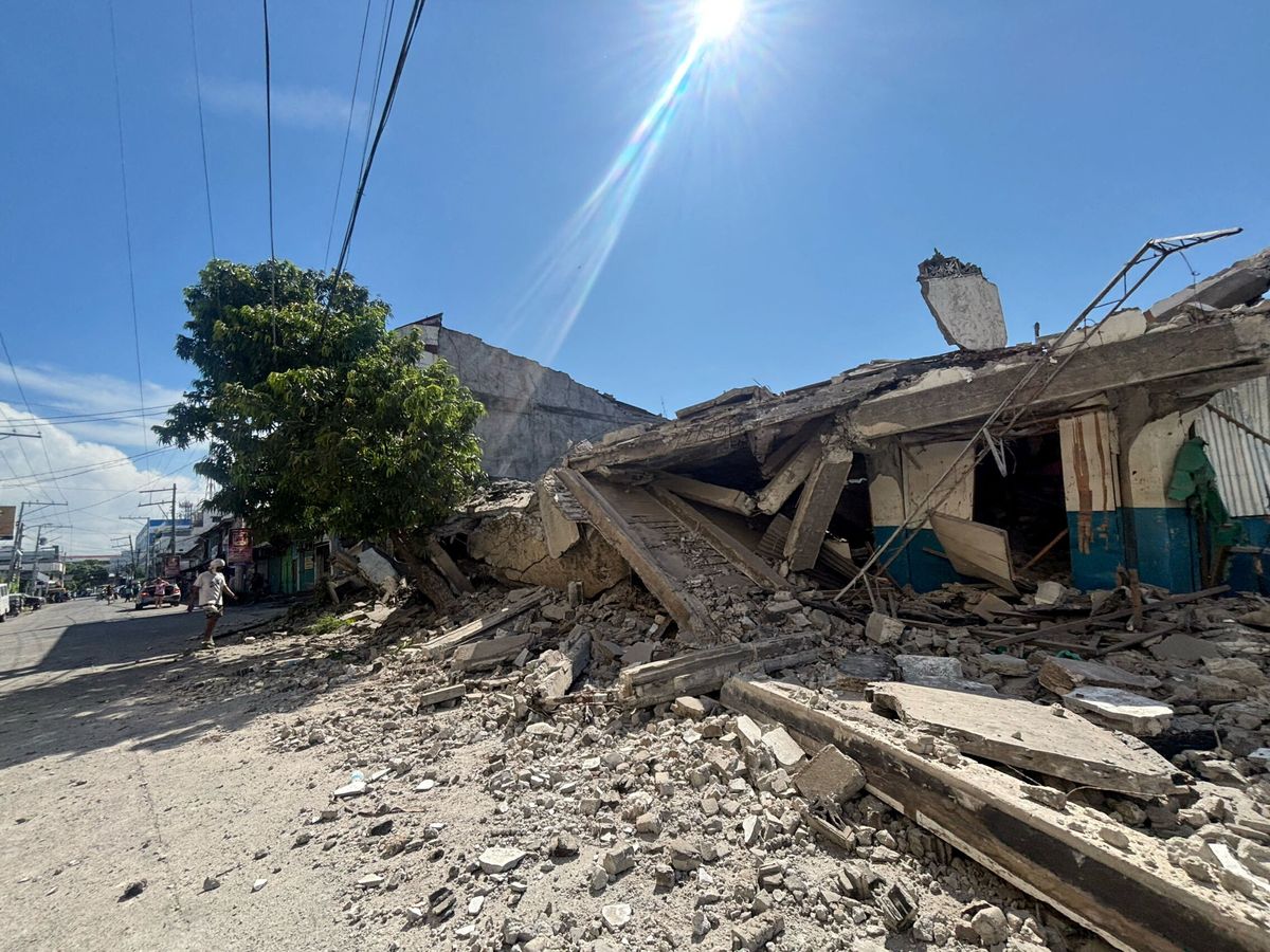 Fuerte terremoto de magnitud 7.8 sacude el sur de Filipinas y se activan las alertas regionales de tsunami