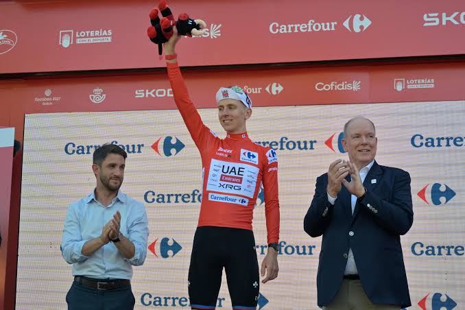 ¡Tragedia en La Vuelta! Tadej Pogačar abandona la carrera tras una dura caída y la general da un vuelco total