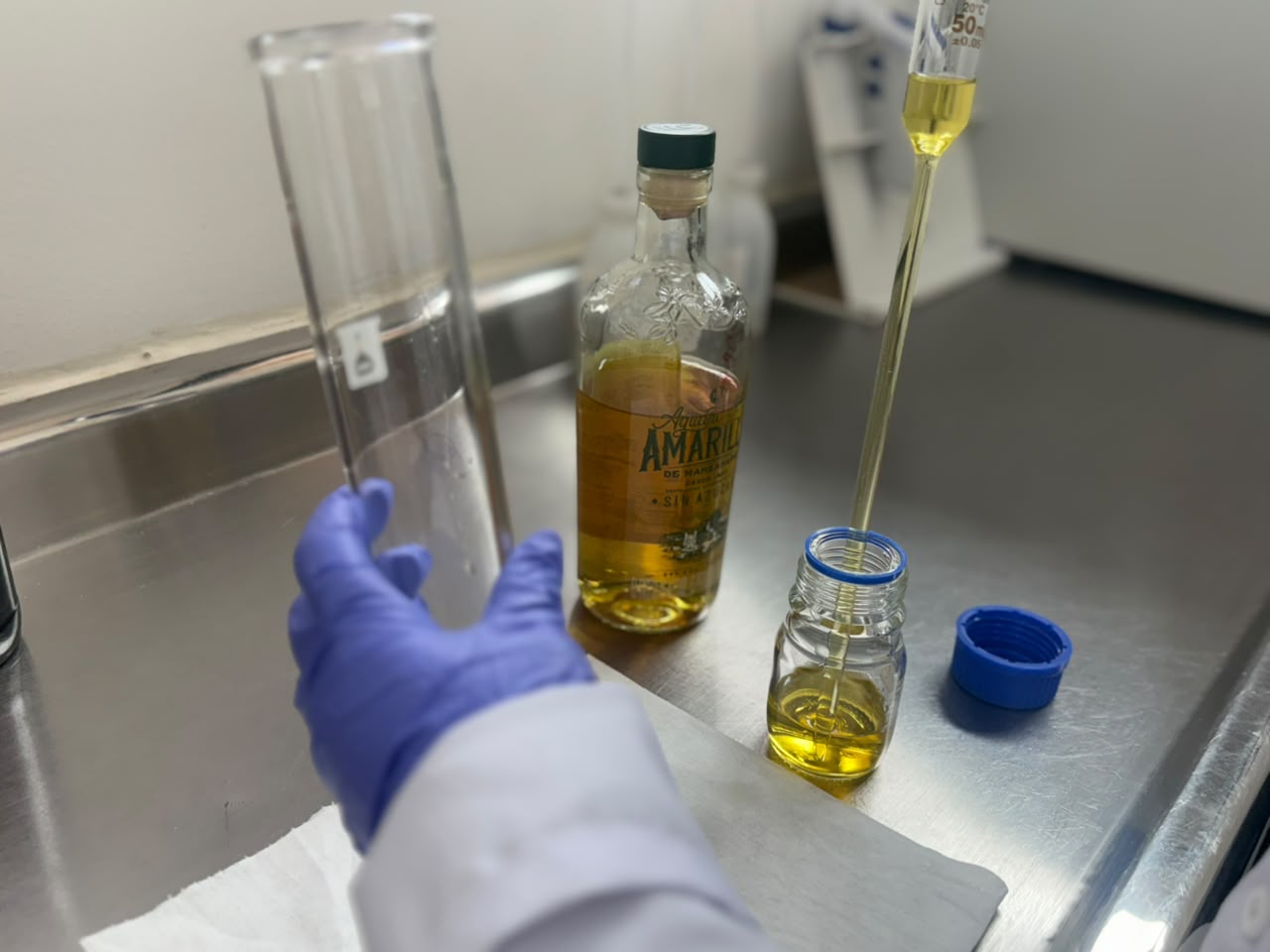 Laboratorio de Cundinamarca supera por segundo año consecutivo pruebas internacionales de análisis de licor